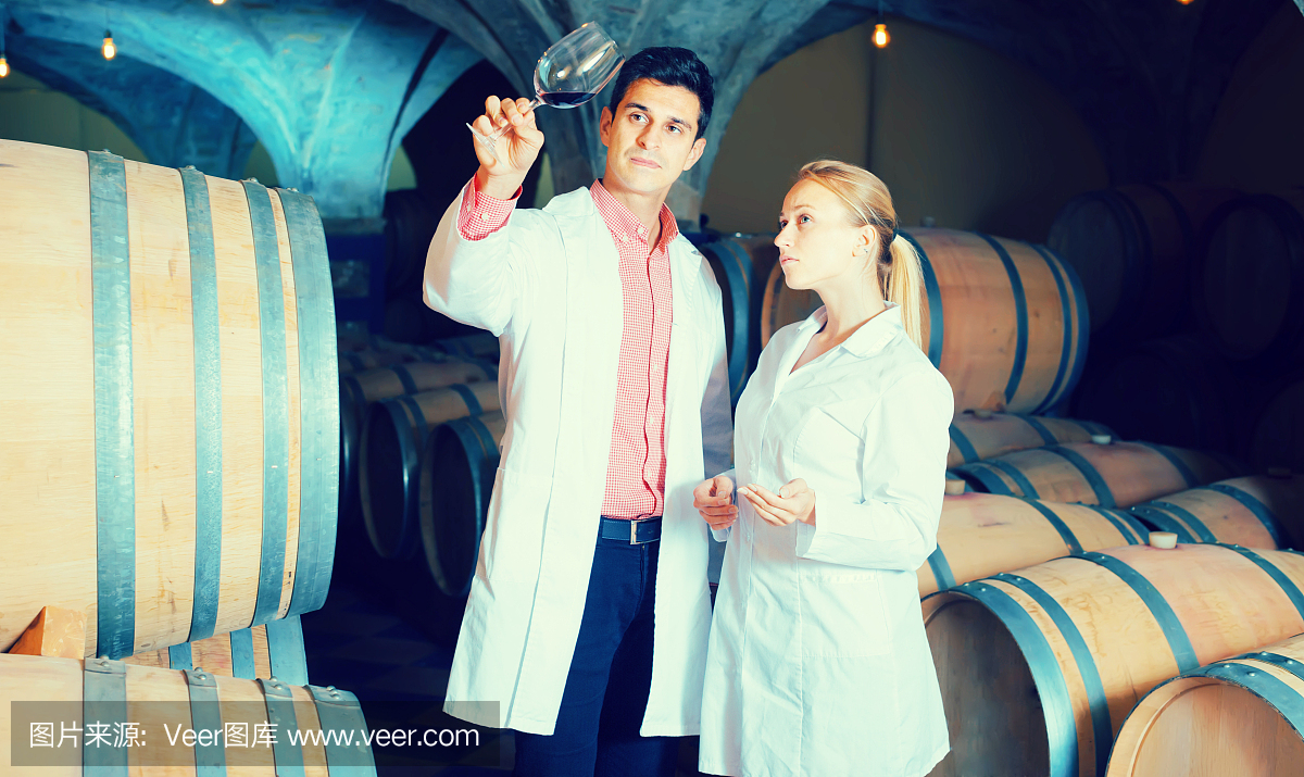 兩名酒莊工人集中檢查產品質量