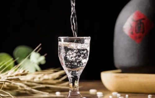 吃晚飯時,堅持喝點白酒的人,身體會怎樣 醫(yī)生告訴您真相